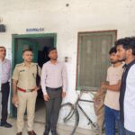 पूर्वी चम्पारण के जिलाधिकारी सौरभ सुमन यादव चाँदमारी स्थित डॉ. अंबेडकर कल्याण छात्रावास का निरीक्षण करते हुए।