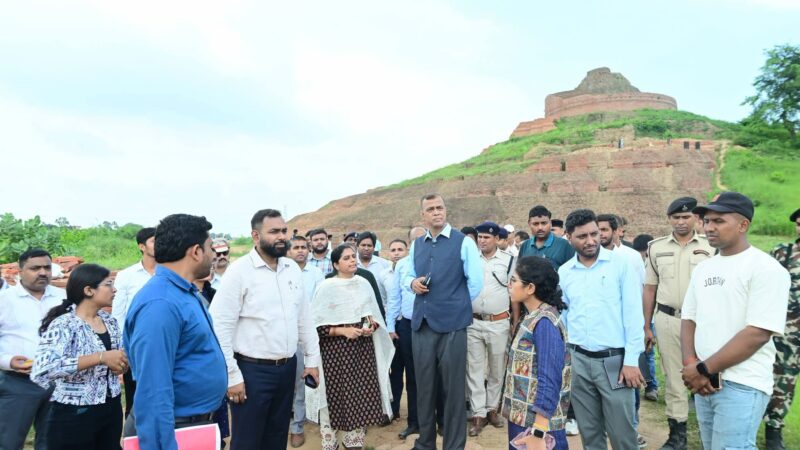 केसरिया स्तूप के विकास कार्यों का निरीक्षण करते अपर मुख्य सचिव आनंद किशोर।
