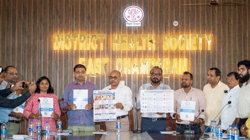 पूर्वी चम्पारण जिला चिकित्सालय में FUSION परियोजना के तहत स्वास्थ्य कर्मियों को प्रशिक्षण देते विशेषज्ञ।