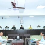 पूर्वी चंपारण समाहरणालय, मोतिहारी में तिरहुत प्रमंडल के आयुक्त गिरिवर दयाल सिंह नीलाम पत्रवाद मामलों की समीक्षा बैठक में अधिकारियों को आवश्यक निर्देश देते हुए।