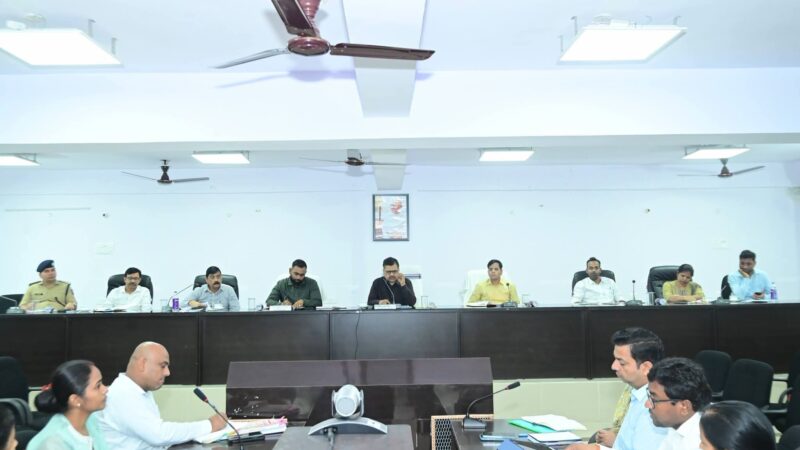 पूर्वी चंपारण समाहरणालय, मोतिहारी में तिरहुत प्रमंडल के आयुक्त गिरिवर दयाल सिंह नीलाम पत्रवाद मामलों की समीक्षा बैठक में अधिकारियों को आवश्यक निर्देश देते हुए।
