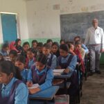 राजकीय उत्क्रमित मध्य विद्यालय बनबिरवा में निरीक्षण के दौरान विद्यालय भवन, छात्र और शिक्षक।