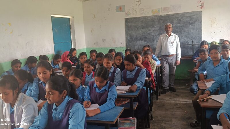 राजकीय उत्क्रमित मध्य विद्यालय बनबिरवा में निरीक्षण के दौरान विद्यालय भवन, छात्र और शिक्षक।