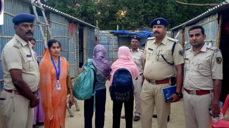 शिवहर के तरियानी में ऑर्केस्ट्रा पर पुलिस की छापेमारी के दौरान दो नाबालिग बच्चियों को मुक्त कराते पुलिस अधिकारी ।