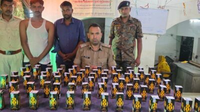 बंजरिया के झरिया बाजार में अंग्रेजी शराब के साथ गिरफ्तार किए गए दो शराब तस्करों के मामले में पुलिस कार्रवाई।