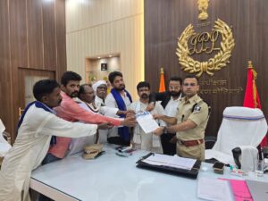 पुलिस अधीक्षक के पास अमनी मांग पत्र सौंपे