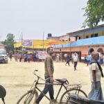 राजकीय मध्य विद्यालय मझरिया, आदापुर के एक कक्षा कक्ष में बैठे छात्र, सीमित संसाधनों के बीच पढ़ाई करते हुए। निरीक्षण के दौरान विद्यालय में पंखों की कमी, बदहाल बुनियादी सुविधाएं और शिक्षा व्यवस्था की वास्तविक स्थिति।