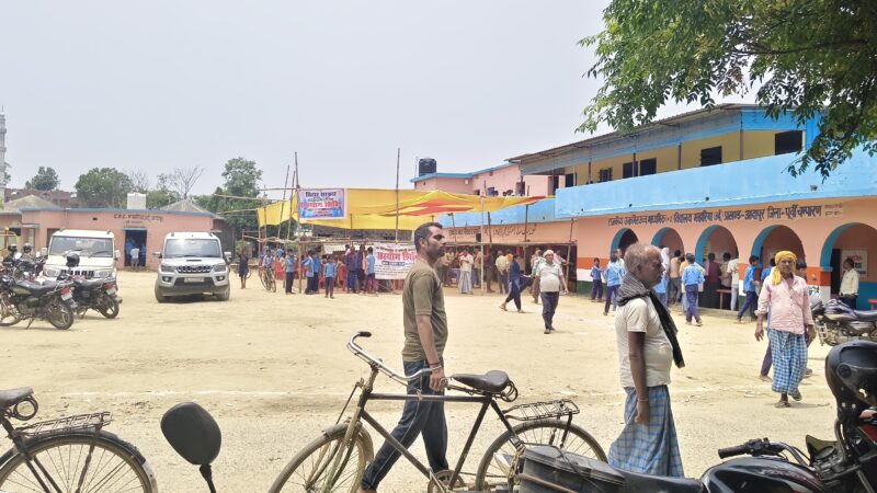 राजकीय मध्य विद्यालय मझरिया, आदापुर के एक कक्षा कक्ष में बैठे छात्र, सीमित संसाधनों के बीच पढ़ाई करते हुए। निरीक्षण के दौरान विद्यालय में पंखों की कमी, बदहाल बुनियादी सुविधाएं और शिक्षा व्यवस्था की वास्तविक स्थिति।