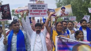 प्रसादनाथ अम्बेडकर सहित तमाम लोग नारे लगाते हुए आगे बढ़ रहे थे