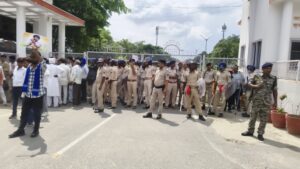 जिला समाहरणालय के सामने प्रशासन मुख्य गेट बंद कर दिए थे