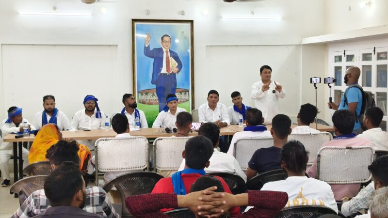 पटना के अंबेडकर भवन में आयोजित बहुजन आर्मी की बिहार स्तरीय संगठनात्मक बैठक को संबोधित करते राष्ट्रीय अध्यक्ष गोल्डन दास।