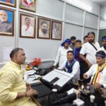 बहुजन आर्मी के केंद्रीय अध्यक्ष गोल्डन दास के नेतृत्व में कार्यकर्ताओं ने बिहार राज्य अनुसूचित जाति आयोग कार्यालय में 7 सूत्री ज्ञापन सौंपकर एससी-एसटी एक्ट के लंबित मामलों में त्वरित कार्रवाई की मांग की।