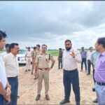 रक्सौल एयरपोर्ट परियोजना का निरीक्षण करते जिलाधिकारी सौरभ सुमन यादव
