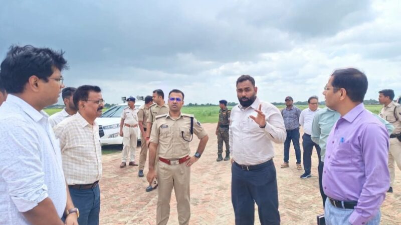 रक्सौल एयरपोर्ट परियोजना का निरीक्षण करते जिलाधिकारी सौरभ सुमन यादव