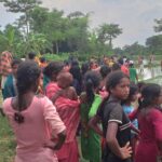 बागमती नदी में लापता बच्ची की तलाश करते ग्रामीण और प्रशासन