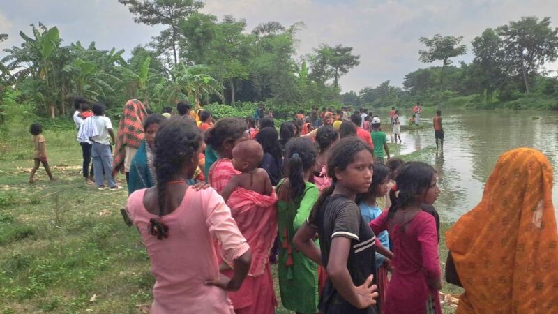 बागमती नदी में लापता बच्ची की तलाश करते ग्रामीण और प्रशासन