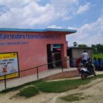 NPS विशंभरपुर स्कूल में बेंच, बाउंड्री वॉल और शौचालय की कमी