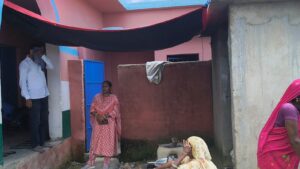 किचन शेड नहीं होने कारन तिरपाल लगाकर खानाया बनाया जाता है