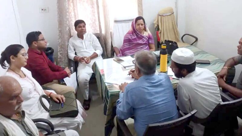 आदापुर प्रखंड कार्यालय में 15 अगस्त की तैयारियों को लेकर आयोजित बैठक में मौजूद प्रमुख सोनी देवी एवं विभिन्न विभागों के अधिकारी।