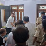 मुजफ्फरपुर के ब्राह्मण टोली स्थित किराए के कमरे में सॉफ्टवेयर प्रोफेशनल मनीष कुमार सिस्का की संदिग्ध मौत के मामले में जांच करती पुलिस।