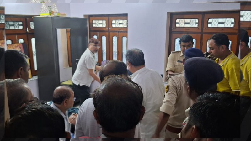 मुजफ्फरपुर के ब्राह्मण टोली स्थित किराए के कमरे में सॉफ्टवेयर प्रोफेशनल मनीष कुमार सिस्का की संदिग्ध मौत के मामले में जांच करती पुलिस।