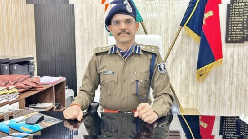 डीआईजी हर किशोर राय जनता दरबार में लोगों की समस्याएं सुनते हुए