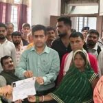 पताही में 55 भूमिहीन परिवारों को जमीन का पर्चा वितरित करते सांसद लवली आनंद