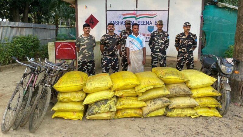 घोड़ासहन-जितना सीमा पर SSB द्वारा जब्त 24 बोरी यूरिया खाद