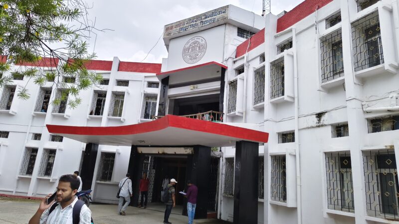 बाबा साहेब भीमराव अंबेडकर बिहार विश्वविद्यालय मुजफ्फरपुर परिसर में छात्र अपनी शैक्षणिक समस्याओं को लेकर मौजूद हैं। रिपोर्ट में रिजल्ट, मार्कशीट, प्रमाणपत्र और विश्वविद्यालय की व्यवस्था को लेकर छात्रों की शिकायतों का उल्लेख किया गया है।