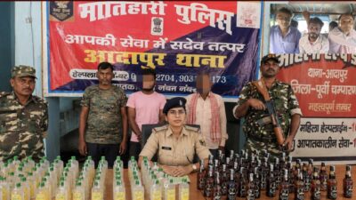 श्यामपुर चौक पर वाहन जांच के दौरान गिरफ्तार आरोपितों के साथ आदापुर पुलिस