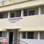 पूर्वी चंपारण के जीतपुर डिग्री कॉलेज का भवन, जहां 84 छात्रों का नामांकन हो चुका है, लेकिन प्रशासनिक भवन अधूरा है और बुनियादी सुविधाओं की कमी है।