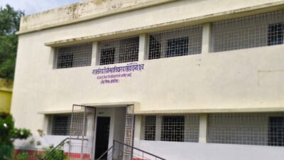 पूर्वी चंपारण के जीतपुर डिग्री कॉलेज का भवन, जहां 84 छात्रों का नामांकन हो चुका है, लेकिन प्रशासनिक भवन अधूरा है और बुनियादी सुविधाओं की कमी है।