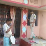 नौकरी धोखाधड़ी मामले में फरार अभियुक्त के घर इश्तहार चस्पा करती शिकारगंज थाना पुलिस