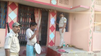 नौकरी धोखाधड़ी मामले में फरार अभियुक्त के घर इश्तहार चस्पा करती शिकारगंज थाना पुलिस