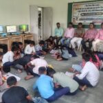 नरकटिया के पीएम श्री विद्यालय में चित्रकला प्रतियोगिता में शामिल छात्र-छात्राएं