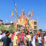 दरपा के महुआवा गांव में महावीरी झंडा मेले में उमड़ी लोगों की भीड़