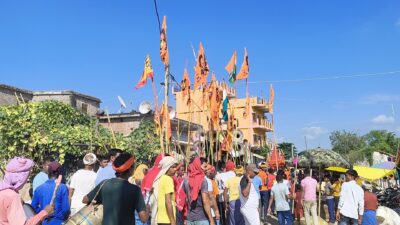 दरपा के महुआवा गांव में महावीरी झंडा मेले में उमड़ी लोगों की भीड़