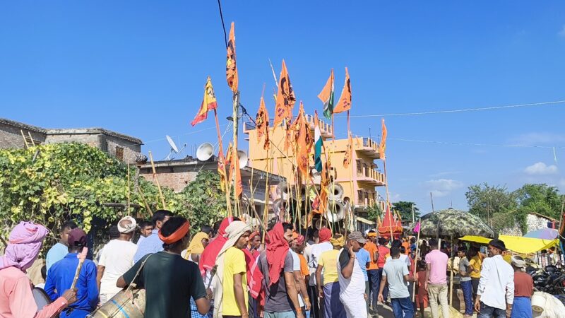 दरपा के महुआवा गांव में महावीरी झंडा मेले में उमड़ी लोगों की भीड़